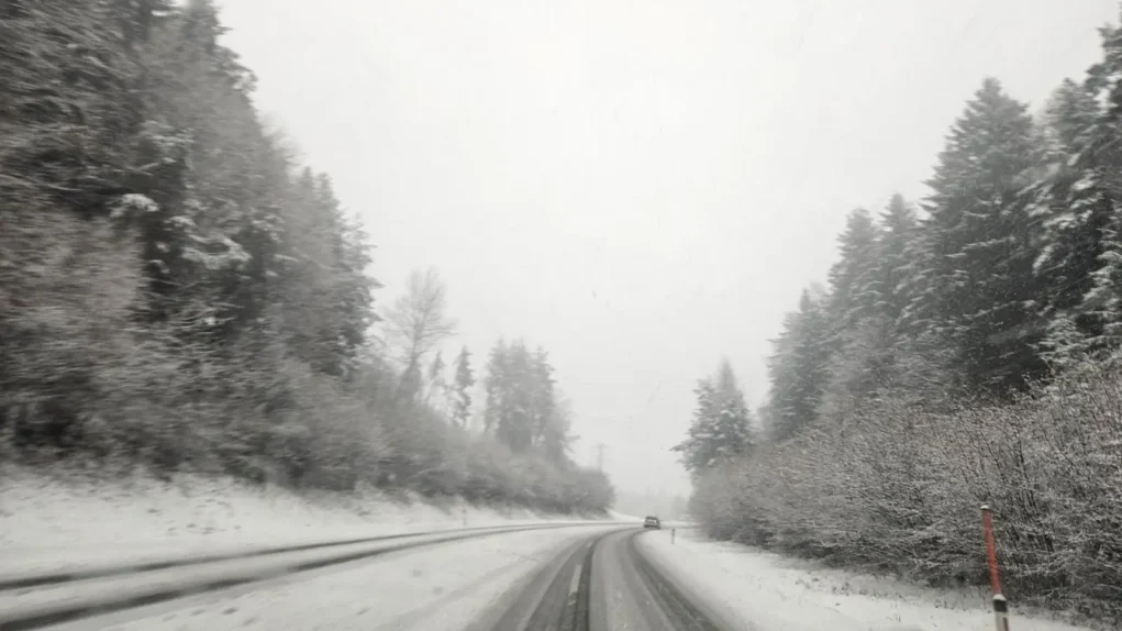 Ein Bild auf 5min.at zeigt eine Straße, es herrscht Schneefahrbahn.
