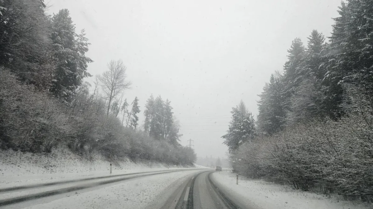 Ein Bild auf 5min.at zeigt eine Straße, es herrscht Schneefahrbahn.