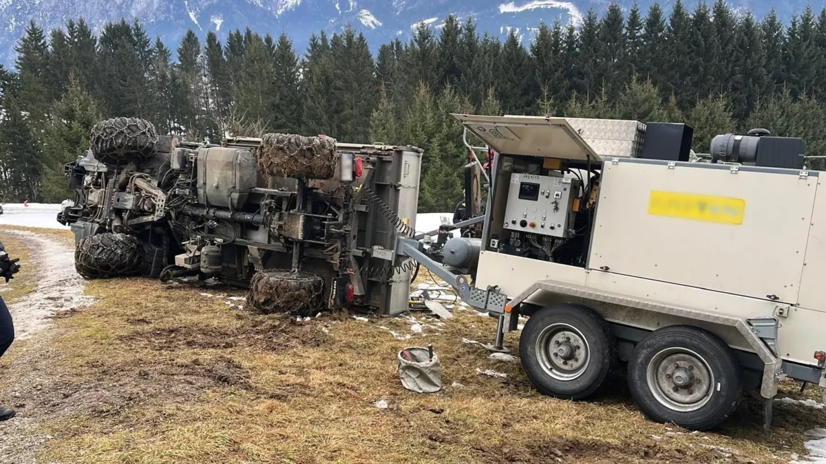 Bagger kippt um: Lenker verletzt sich beim Abspringen