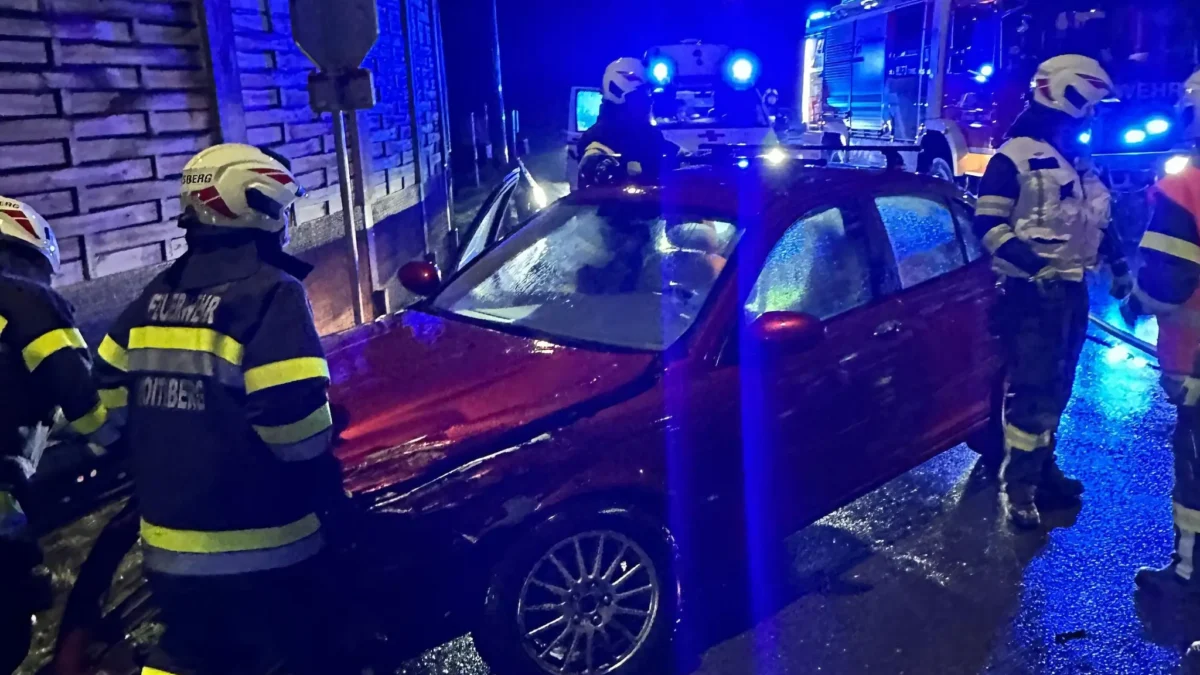 Foto auf 5min.at zeigt die Freiwillige Stadtfeuerwehr Voitsberg bei einem Einsatz.