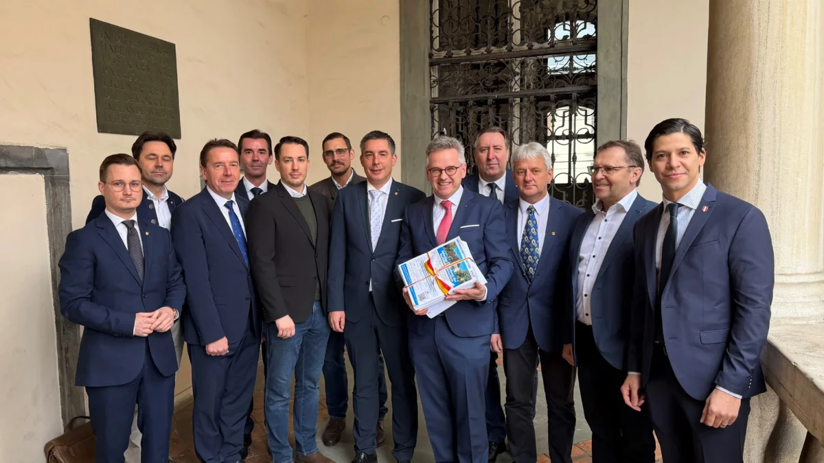 Bild auf 5min.at zeigt die Übergabe der Petition.