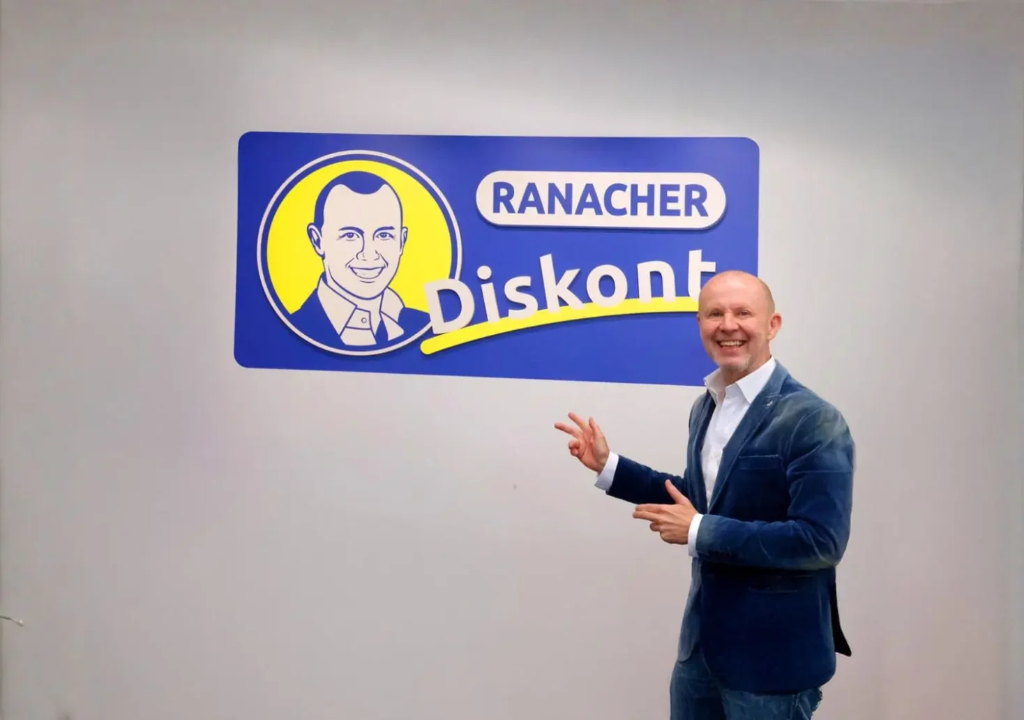 Das Bild auf 5min.at zeigt Ferdinand Ranacher mit dem Banner zu seinem Diskont Shop.