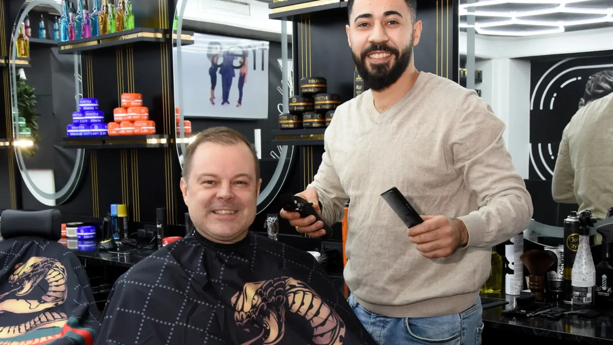 Das Bild auf 5min.at zeigt einen Barbier bei der Arbeit.