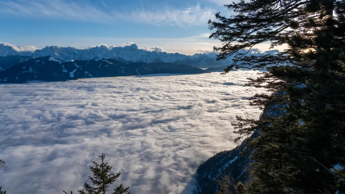 Ein Bild auf 5min.at zeigt den Blick auf den Hochnebel vom Dobratsch.