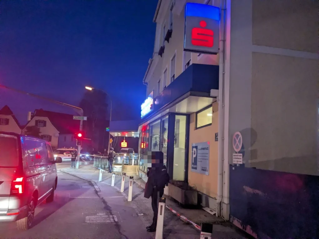 Das Bild auf 5min.at zeigt eine Bankfiliale in Graz nach einem Überfall.