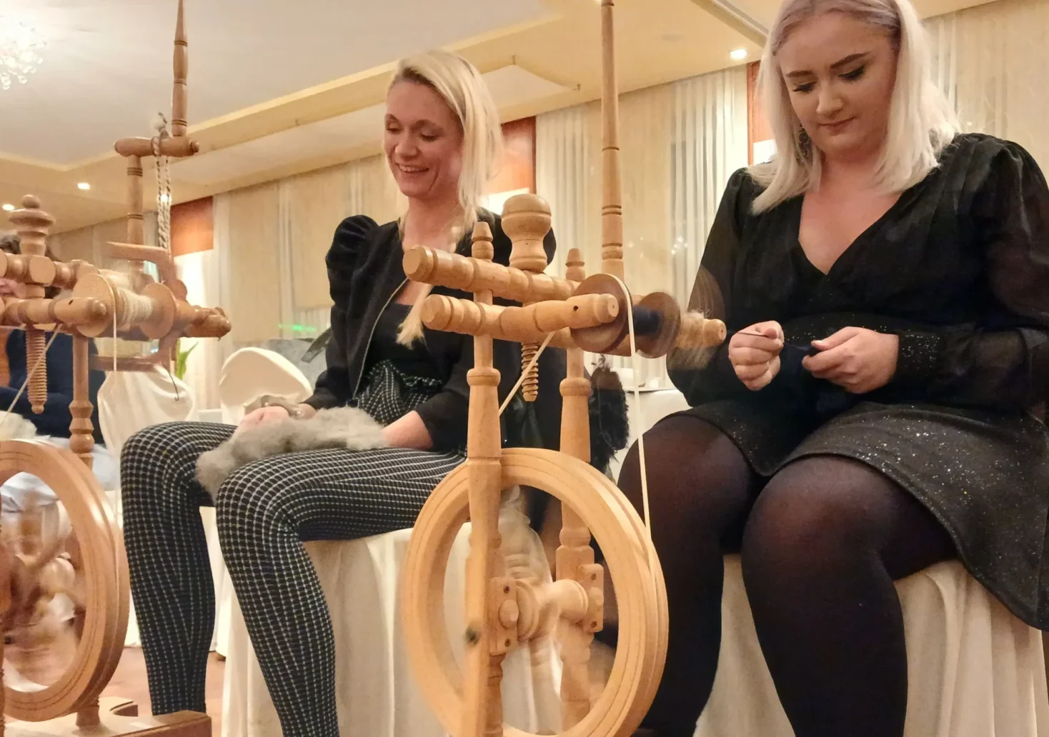 Foto auf 5min.at zeigt zwei Frauen beim Spinnen.