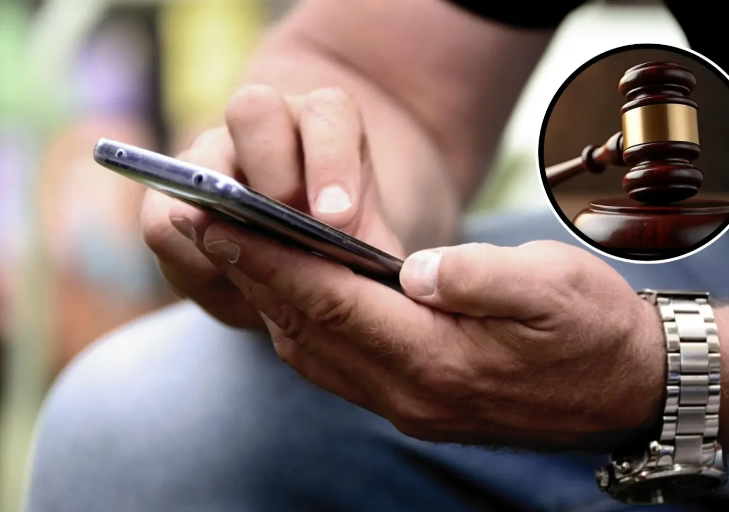 Das Bild zeigt einen Mann am Handy.