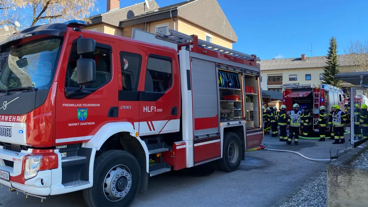Das Bild auf 5min.at zeigt die Freiwillige Feuerwehr Gratwein bei einem Einsatz.