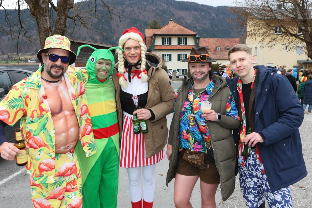 Ein Bild auf 5min.at zeigt verkleidete Personen beim Faschingsumzug in Bodensdorf.