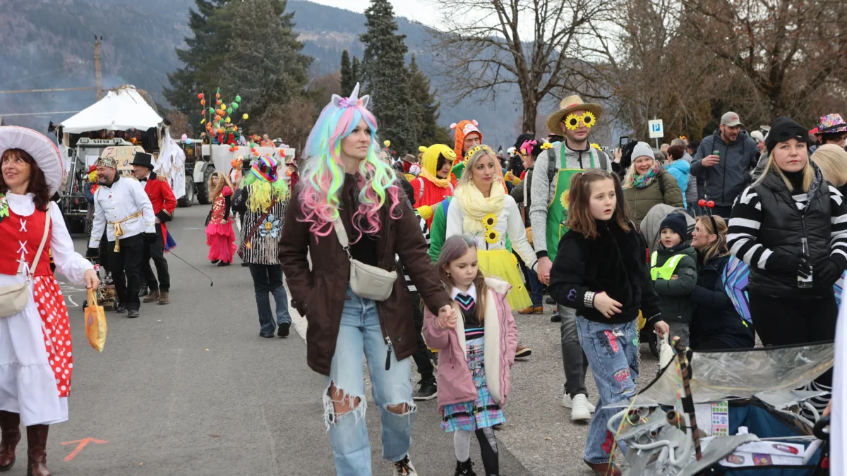 Ein Bild auf 5min.at zeigt verkleidete Personen beim Faschingsumzug in Bodensdorf.