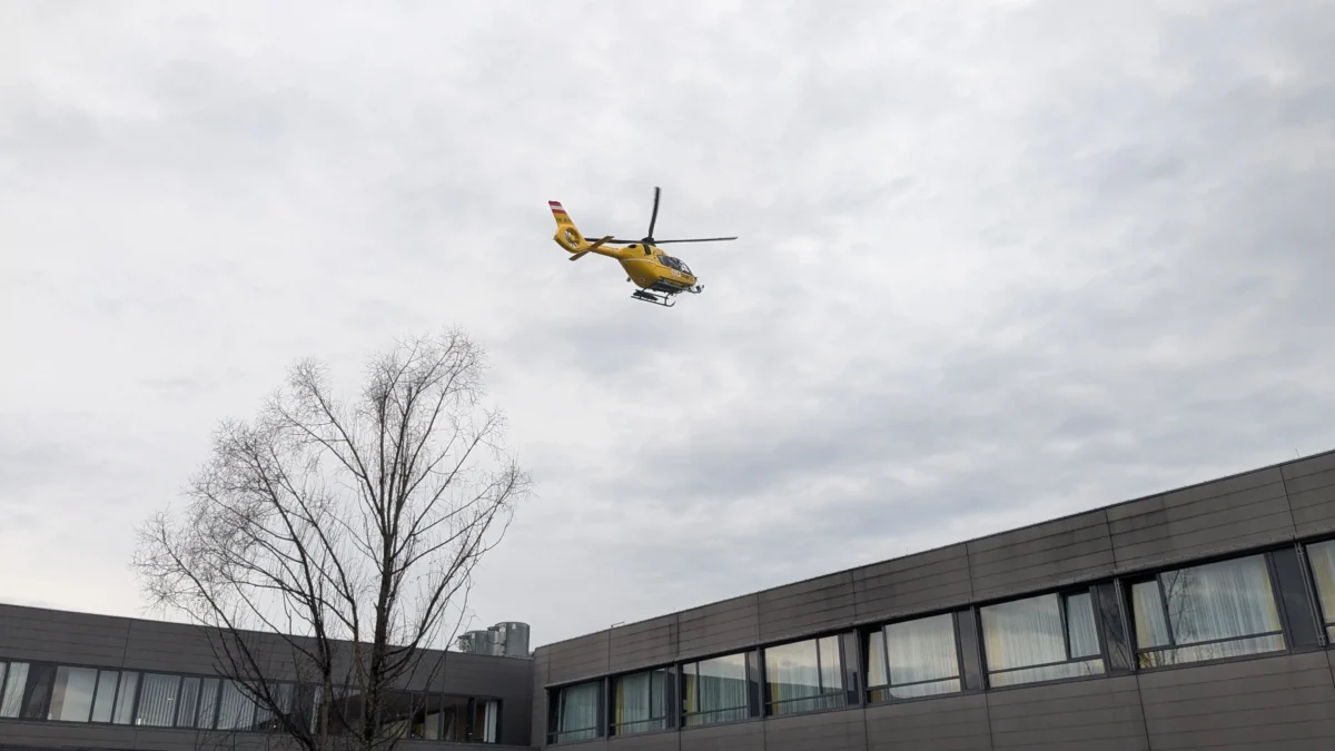 Ein Bild auf 5min.at zeigt einen ÖAMTC-Rettungshubschrauber, der am Dach des Klinikums Klagenfurt landet.