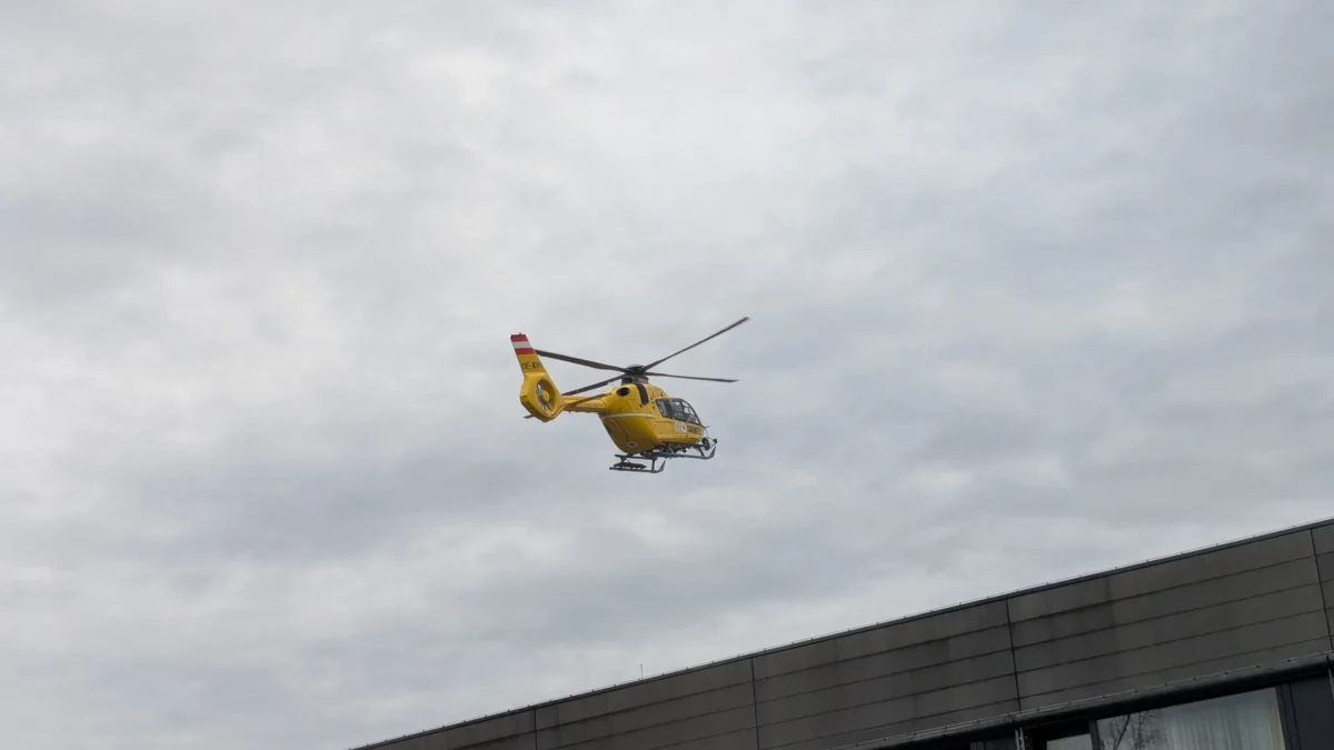 Ein Bild auf 5min.at zeigt einen ÖAMTC-Rettungshubschrauber, der am Dach des Klinikums Klagenfurt landet.