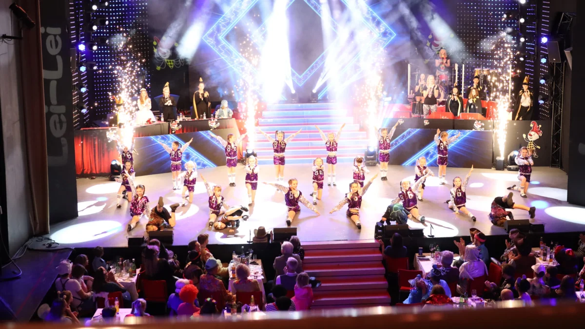 Ein Bild auf 5min.at zeigt Tänzer auf der Bühne.