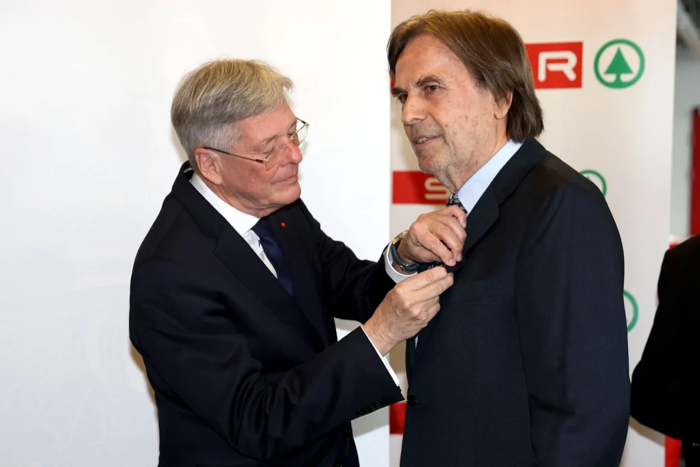 Ein Bild auf 5min.at zeigt, wie Landeshauptmann Peter Kaiser dem ehemaligen steirischen Landeshauptmann Franz Voves ein Ehrenzeichen überreicht.