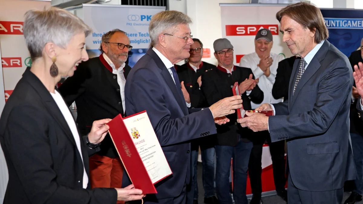 Ein Bild auf 5min.at zeigt, wie Landeshauptmann Peter Kaiser dem ehemaligen steirischen Landeshauptmann Franz Voves ein Ehrenzeichen überreicht.