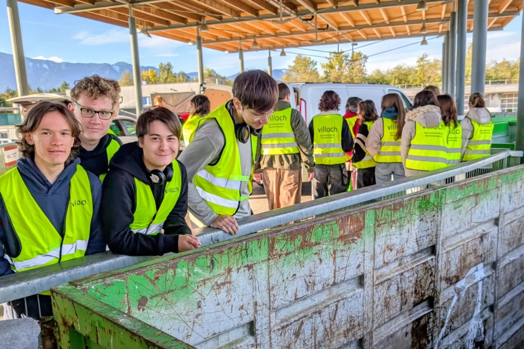 Ein Bild auf 5min.at zeigt die CHS-Schüler im Villacher Altstoffsammelzentrum.