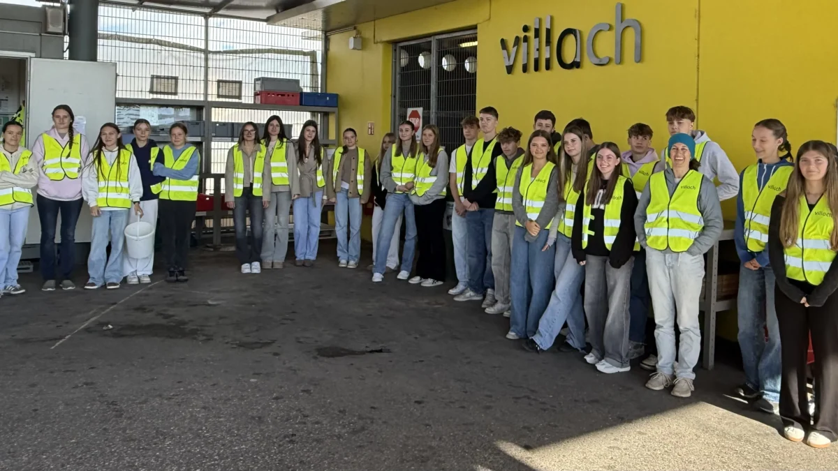 Ein Bild auf 5min.at zeigt die CHS-Schüler bei der Müllausstellung.