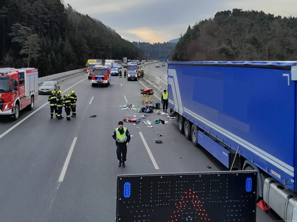 Bild auf 5min.at zeigt einem Einsatz bei einem Verkehrsunfall.
