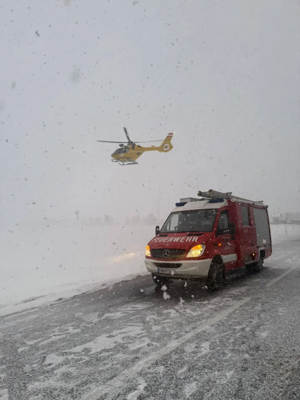 Auto nach Crash völlig zerstört: Frau schwer verletzt im Wrack gefangen