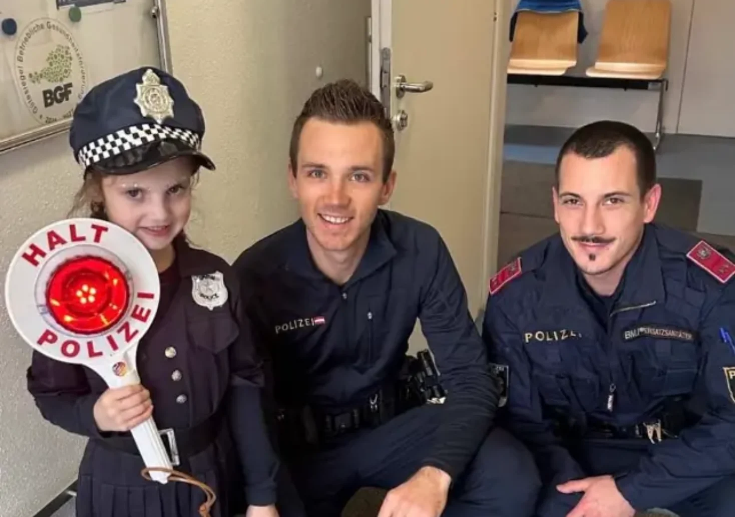 Bild auf 5min.at zeigt zwei Polizisten und ein kleines Mädchen.