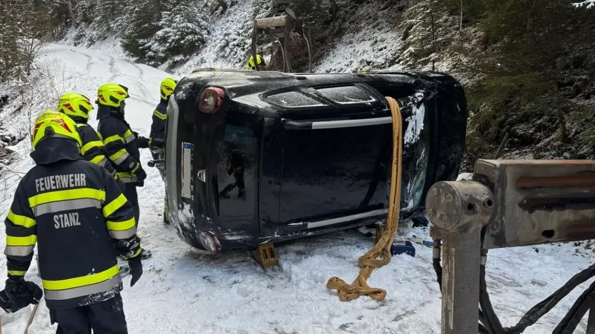 Auto überschlug sich auf eisiger Fahrbahn: Feuerwehr im Einsatz