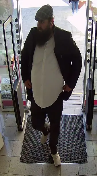 Das Bild auf 5min.at zeigt einen Mann, der polizeilich gesucht wird.