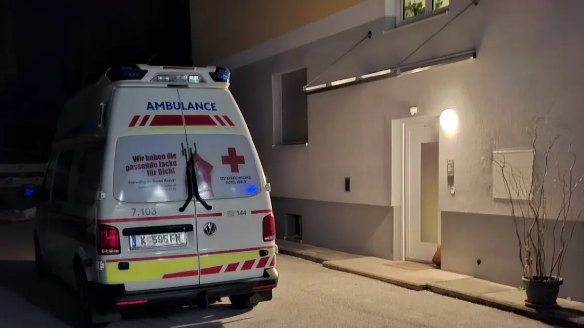 Das Bild auf 5min.at zeigt einen Rettungswagen vor einem Wohnhaus.