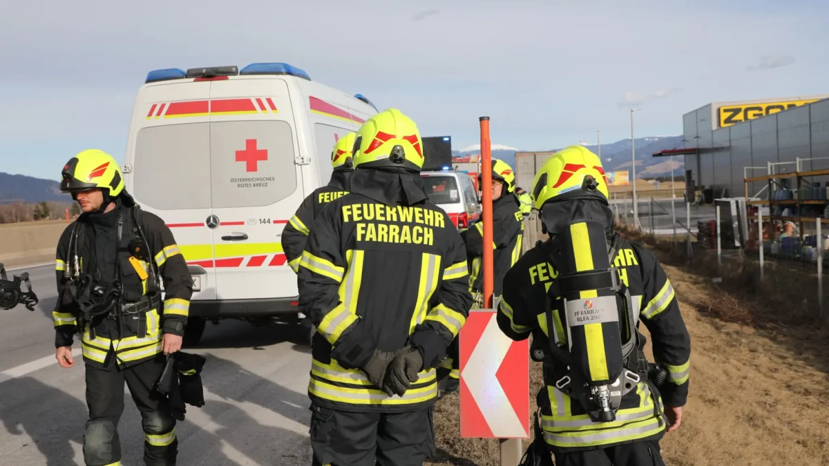 Das Bild auf 5min.at zeigt einen Feuerwehreinsatz nach einem Unfall.