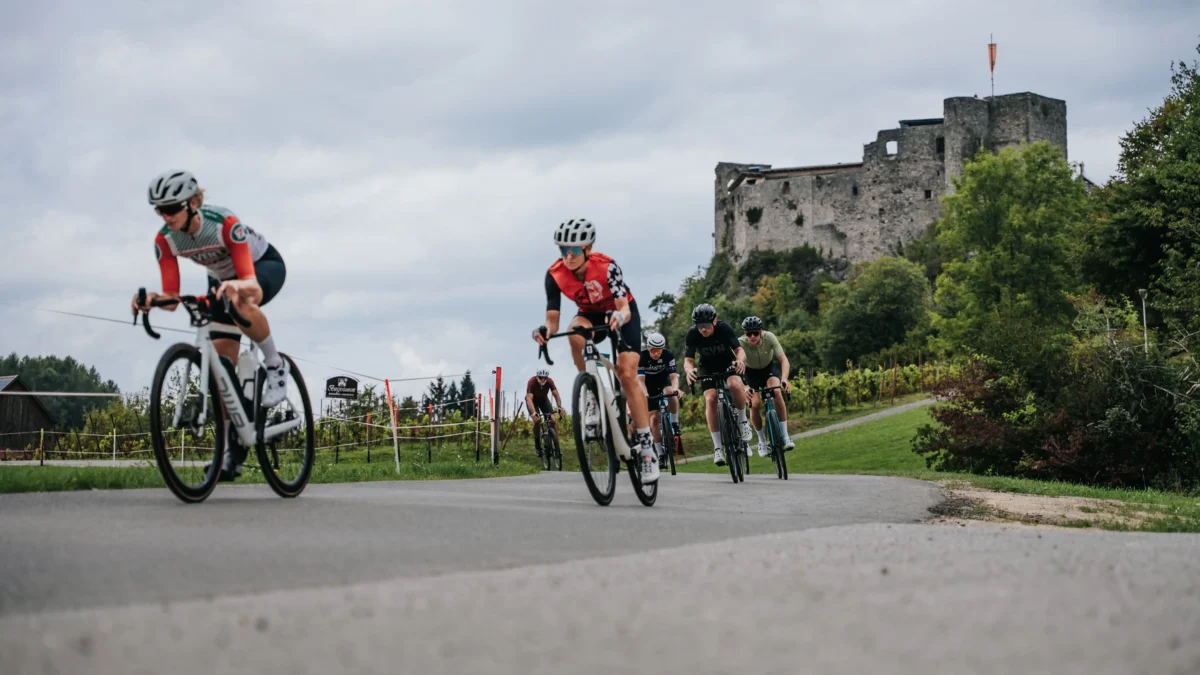 Das Bild auf 5min.at zeigt Radler in der Burgarena Finkenstein.