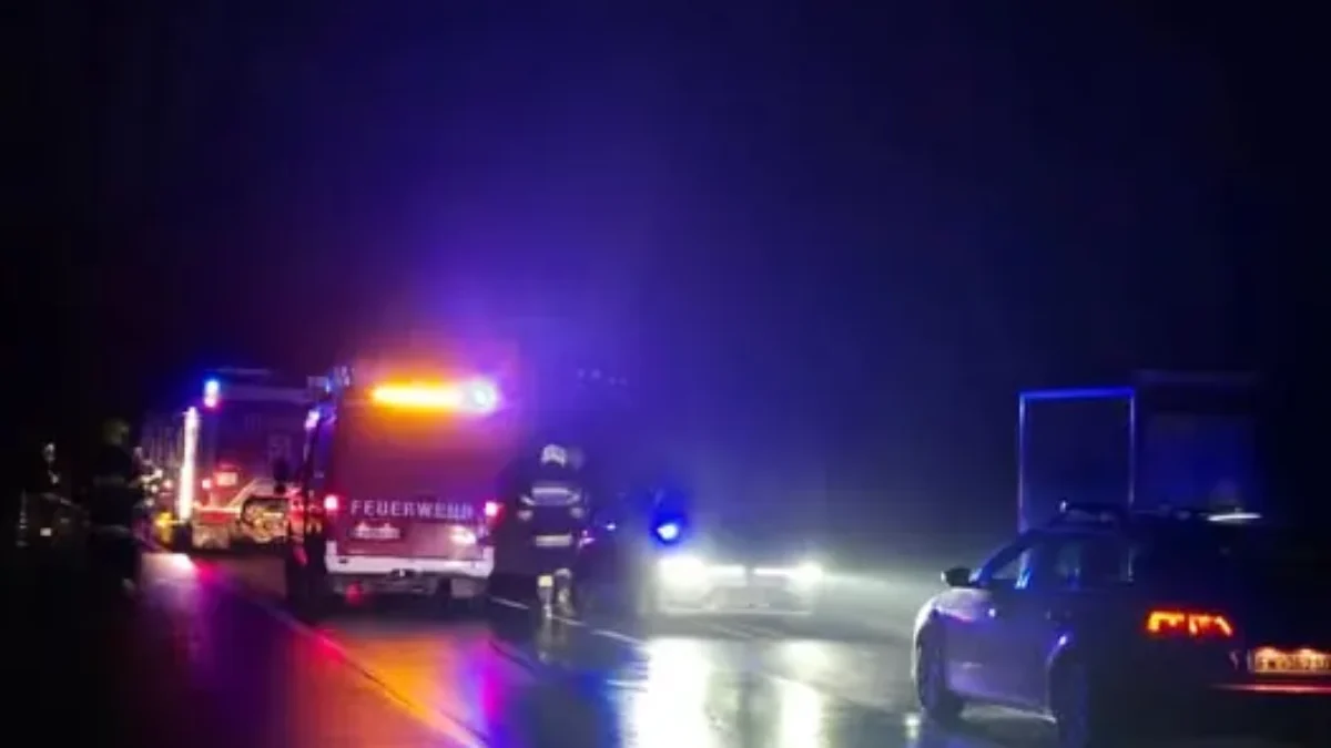 Das Bild auf 5min.at zeigt einen Feuerwehreinsatz bei Nacht.