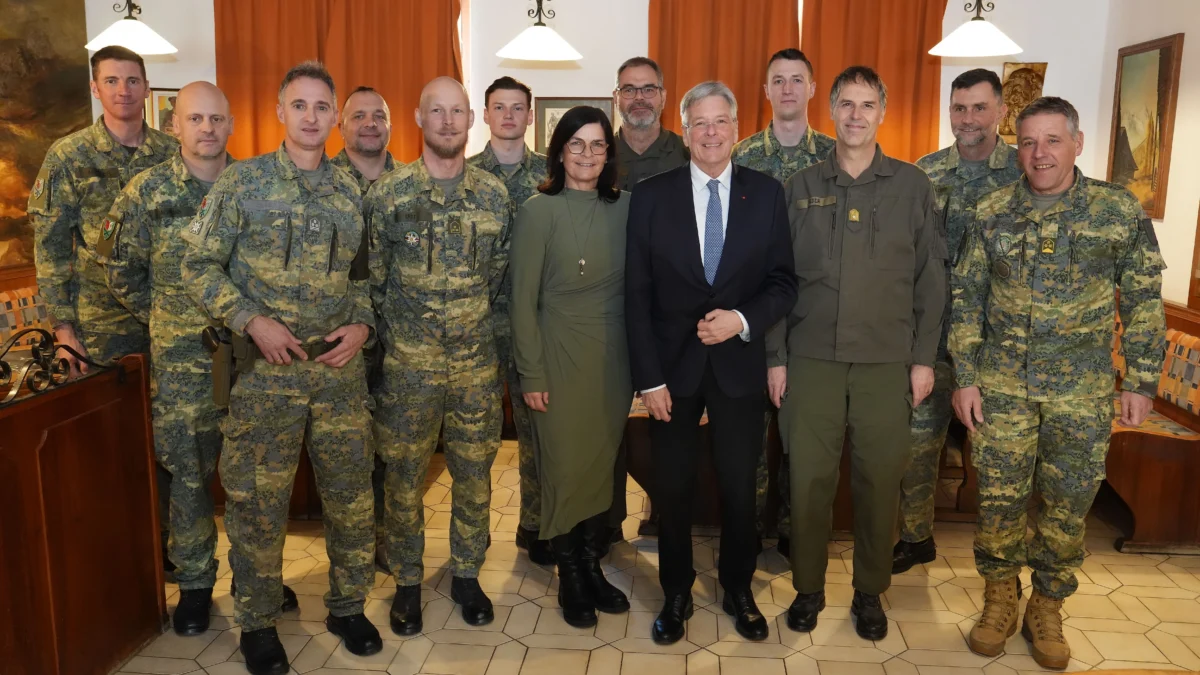 Das Bild auf 5min.at zeigt Peter Kaiser bei einem Besuch in der Türk-Kaserne.