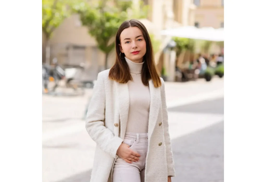 Bild auf 5min.at zeigt Nadia Alina Gressl, Redaktion und Marketing von 5 Minuten.