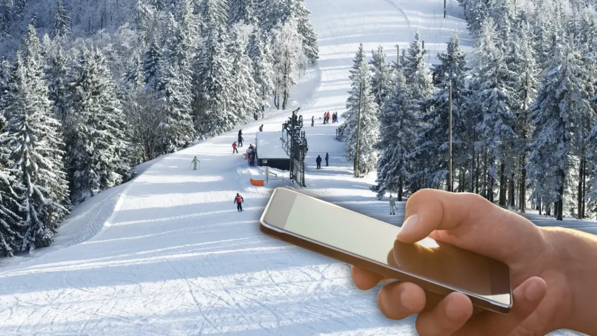 Foto auf 5min.at zeigt eine Skipiste und eine Person, die ein Handy hält.