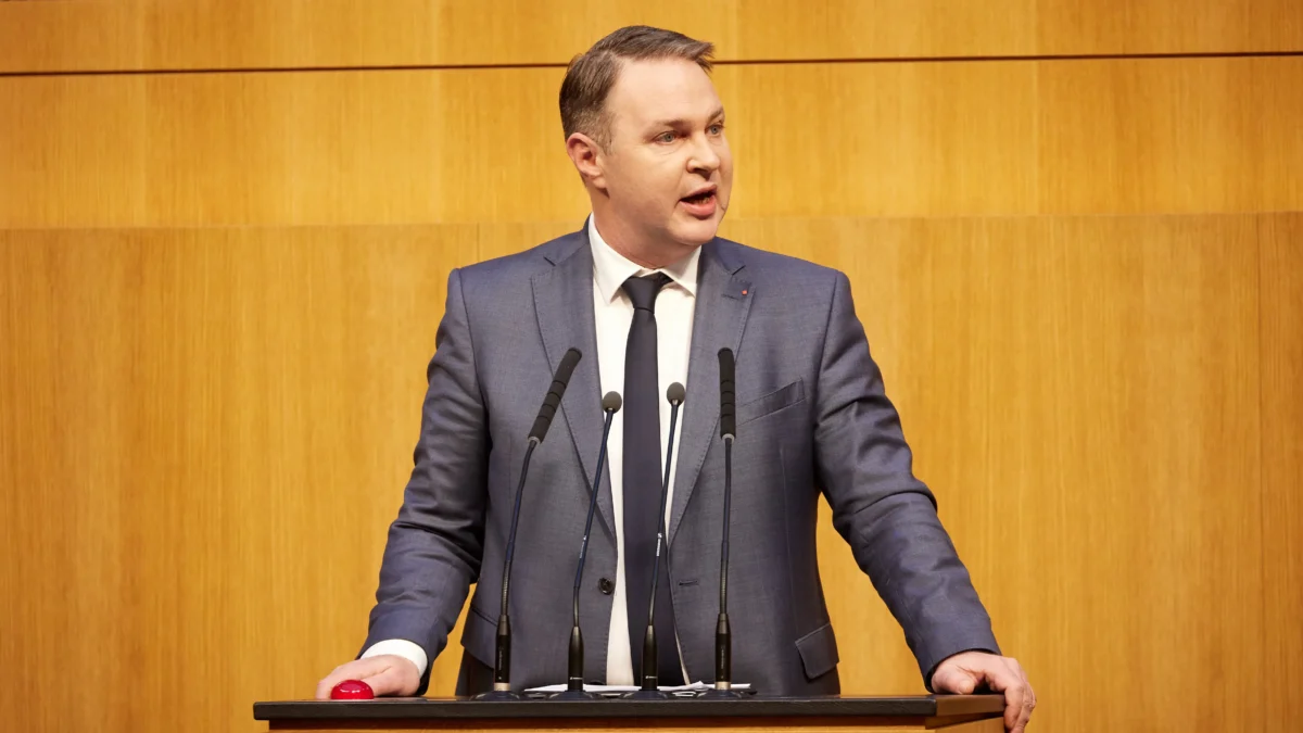 Foto in Beitrag von 5min.at zeigt Andreas Babler am Rednerpult.