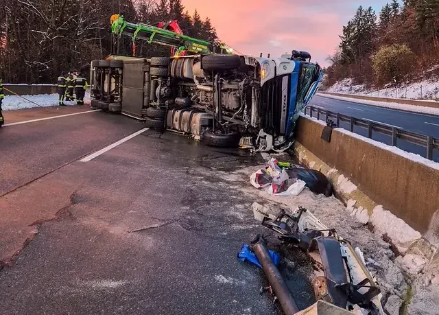 Foto auf 5min.at zeigt einen LKW-Unfall.