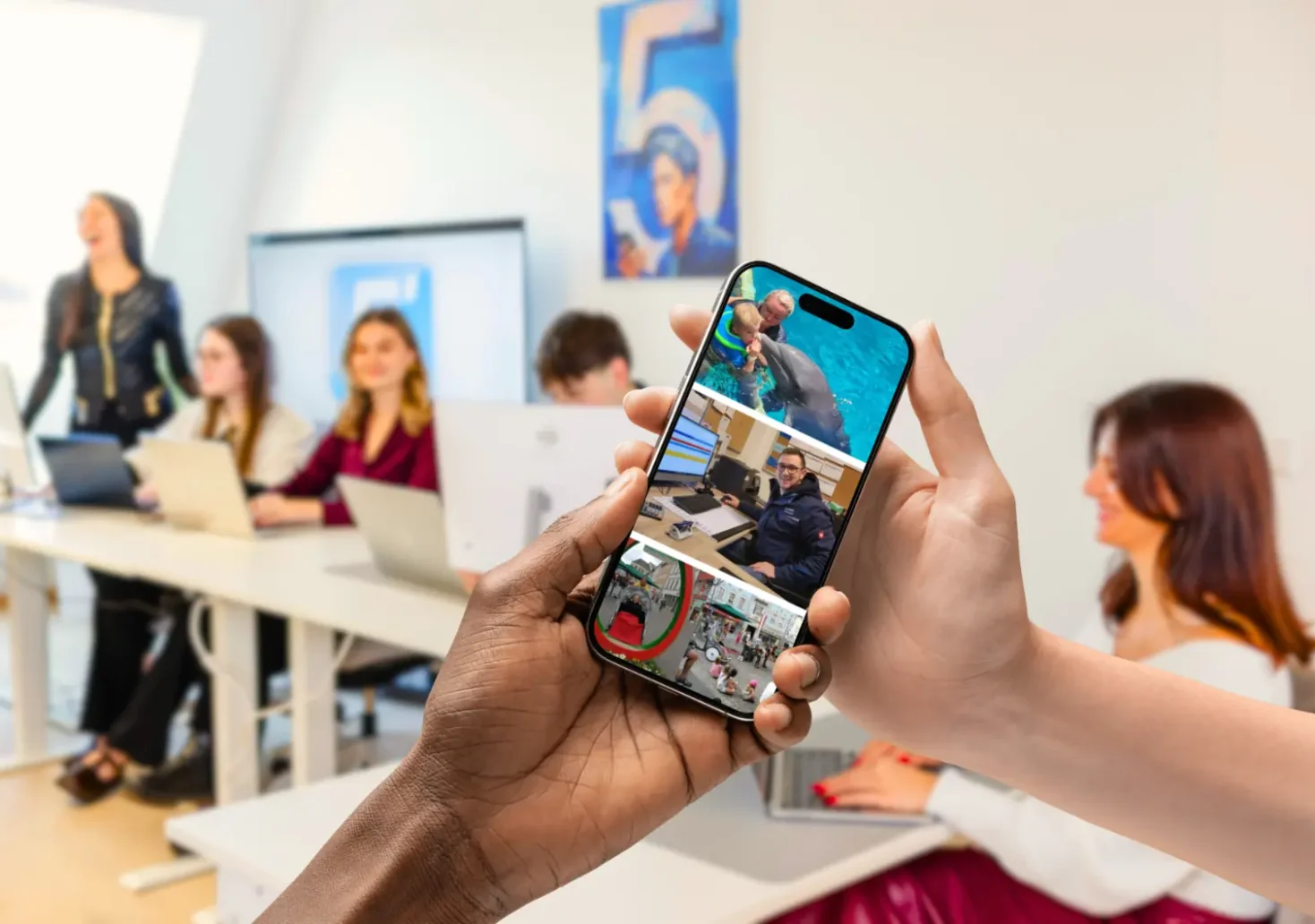 Bild auf 5min.at zeigt ein Handy und das 5 Minuten team