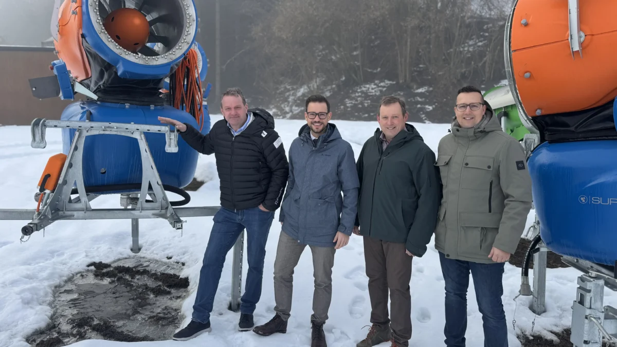 Ein Bild auf 5min.at zeigt Bürgermeister Dieter Mörtl, Landesrat Sebastian Schuschnig, Amtsleiter Daniel Nessmann und Bürgermeister Michael Schnabl vor den Schneekanonen