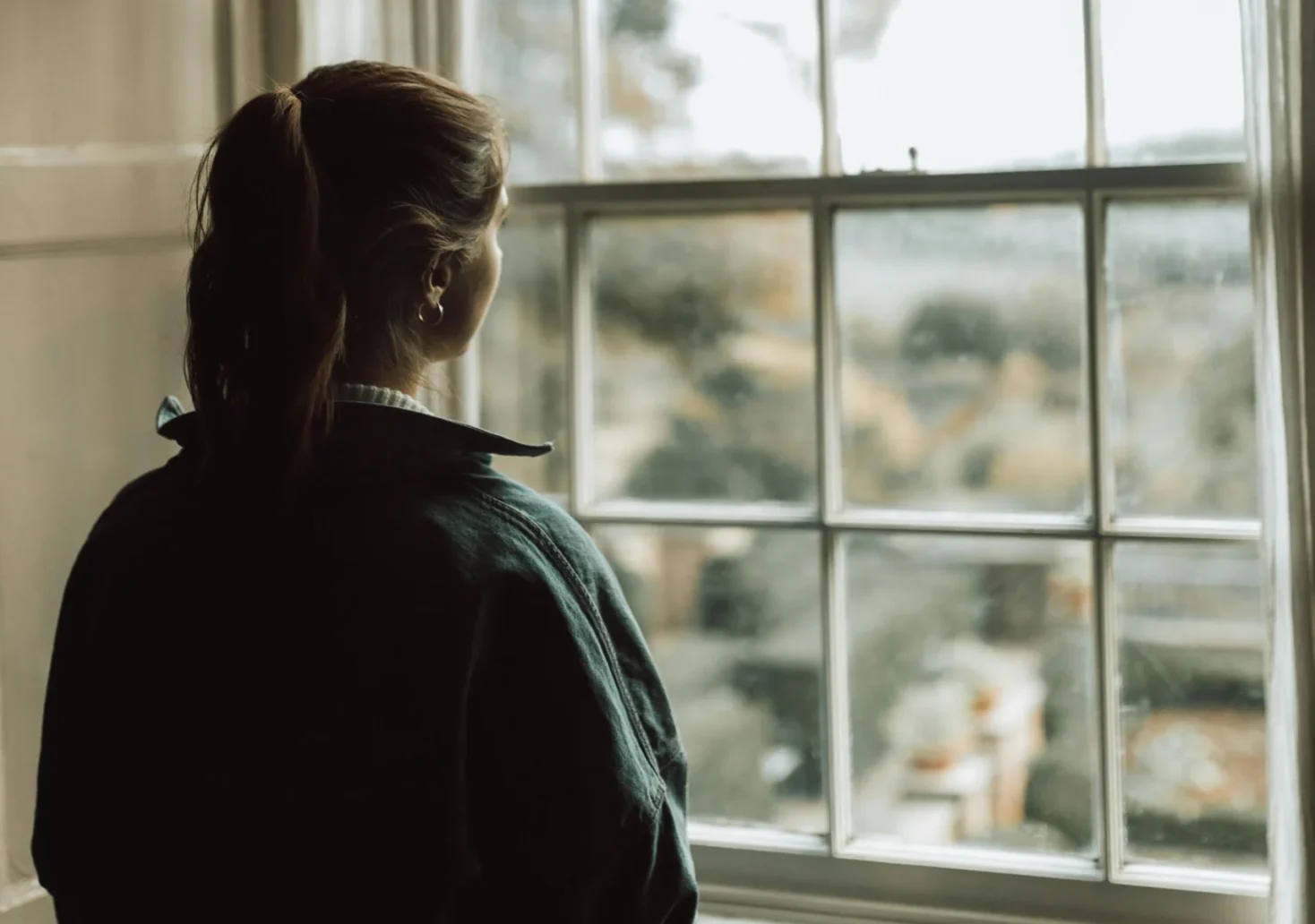 Foto auf 5min.at zeigt einen frau, die aus dem Fenster schaut.