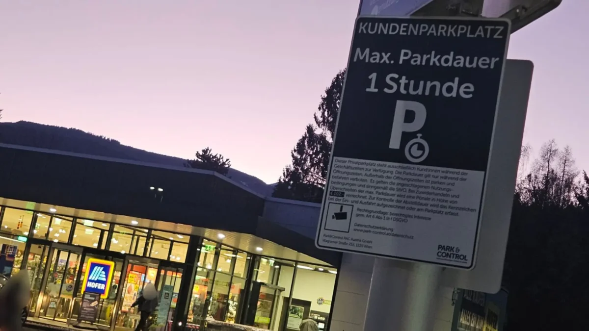 Das Bild auf 5min.at zeigt den Hofer in der Tiroler Straße in Villach und ein Schild.