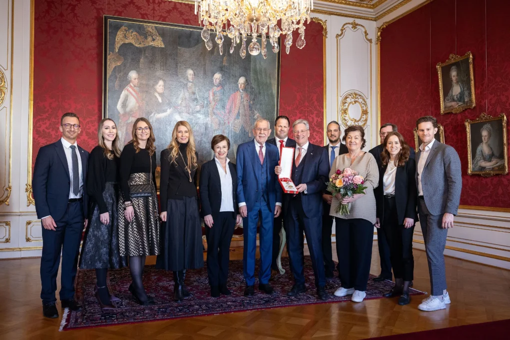 Ein Bild auf 5min.at zeigt Bundespräsident Alexander Van der Bellen und Kärntens Landeshauptmann Peter Kaiser mit mehreren Personen in der Hofburg in Wien.