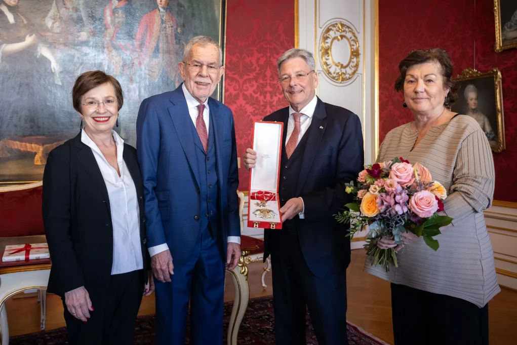 Ein Bild auf 5min.at zeigt Bundespräsident Alexander Van der Bellen und Kärntens Landeshauptmann Peter Kaiser mit zwei Frauen in der Hofburg in Wien.