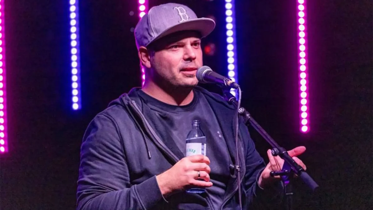 Ein Bild auf 5min.at zeigt den Klagenfurter StandUp-Comedian Gilbert Blechschmid.