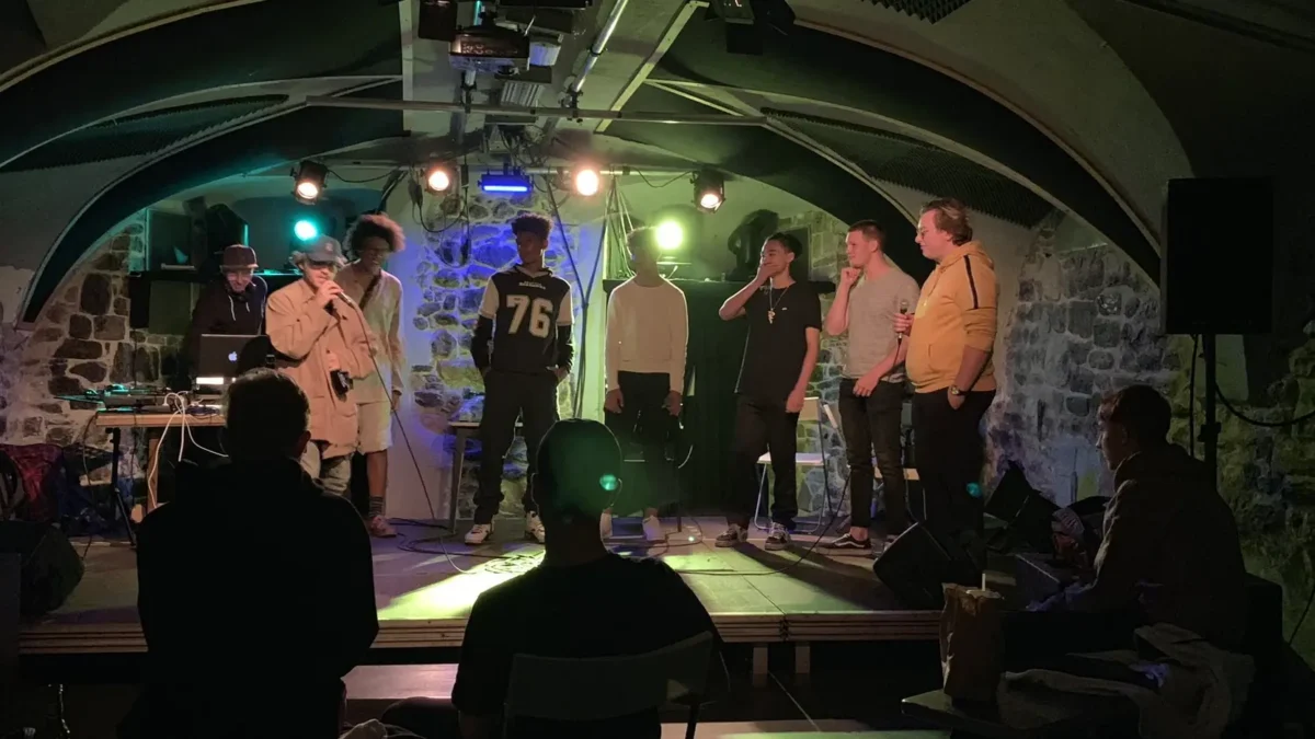 Ein Bild auf 5min.at zeigt angehende Rapper auf der Bühne im Kulturhof:villach.