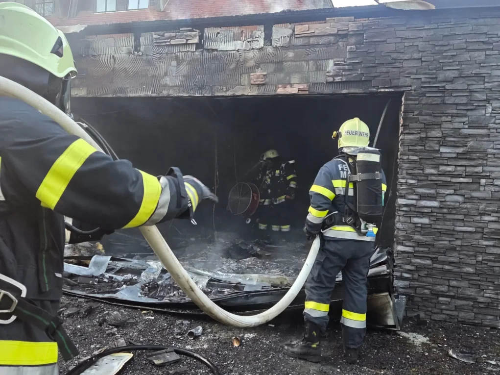 Das Bild zeigt eine brennende Garage auf 5min.at.