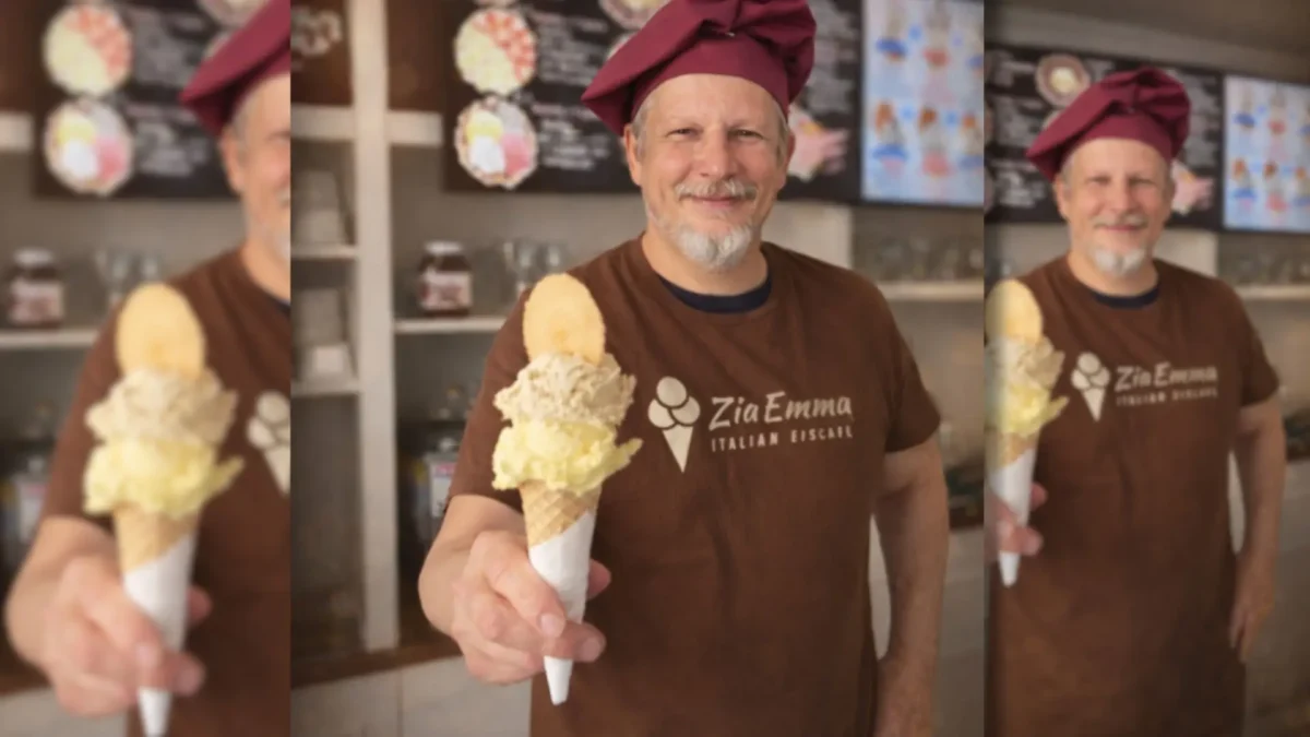 Ein Bild auf 5min.at zeigt Giuseppe Geracà, Inhaber der der "Zia Emma Eismanufaktur", mit einem Eis in der Hand.