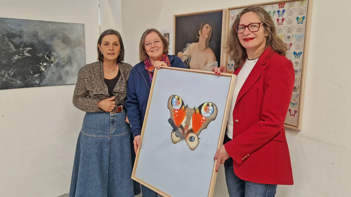 Das Bild auf 5min.at zeigt Stadträtin DIin Constance Mochar, die stellvertretende Leiterin der Akademie und Künstlerin Roswitha Bucher-Sakowski (am Bild mit einem Werk von Carolin Meinl) und Mag.a Astrid Malle vom Klagenfurter Frauenbüro.