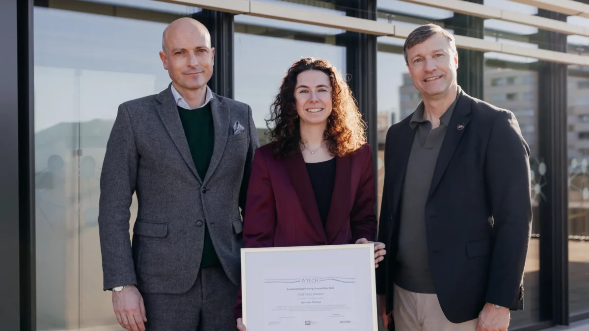 Foto auf 5min.at zeigt Personen in die Kamera lächeln.