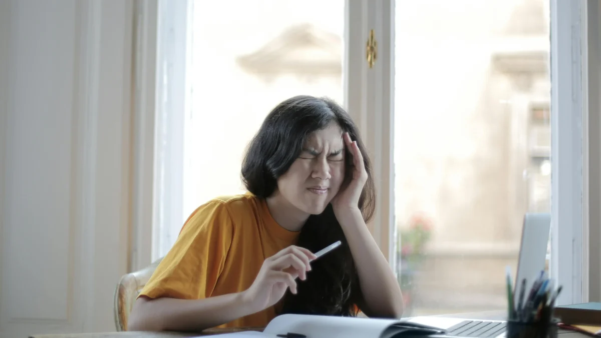 Das Biold auf 5min.at zeigt eine Frau mit Kopfweh.