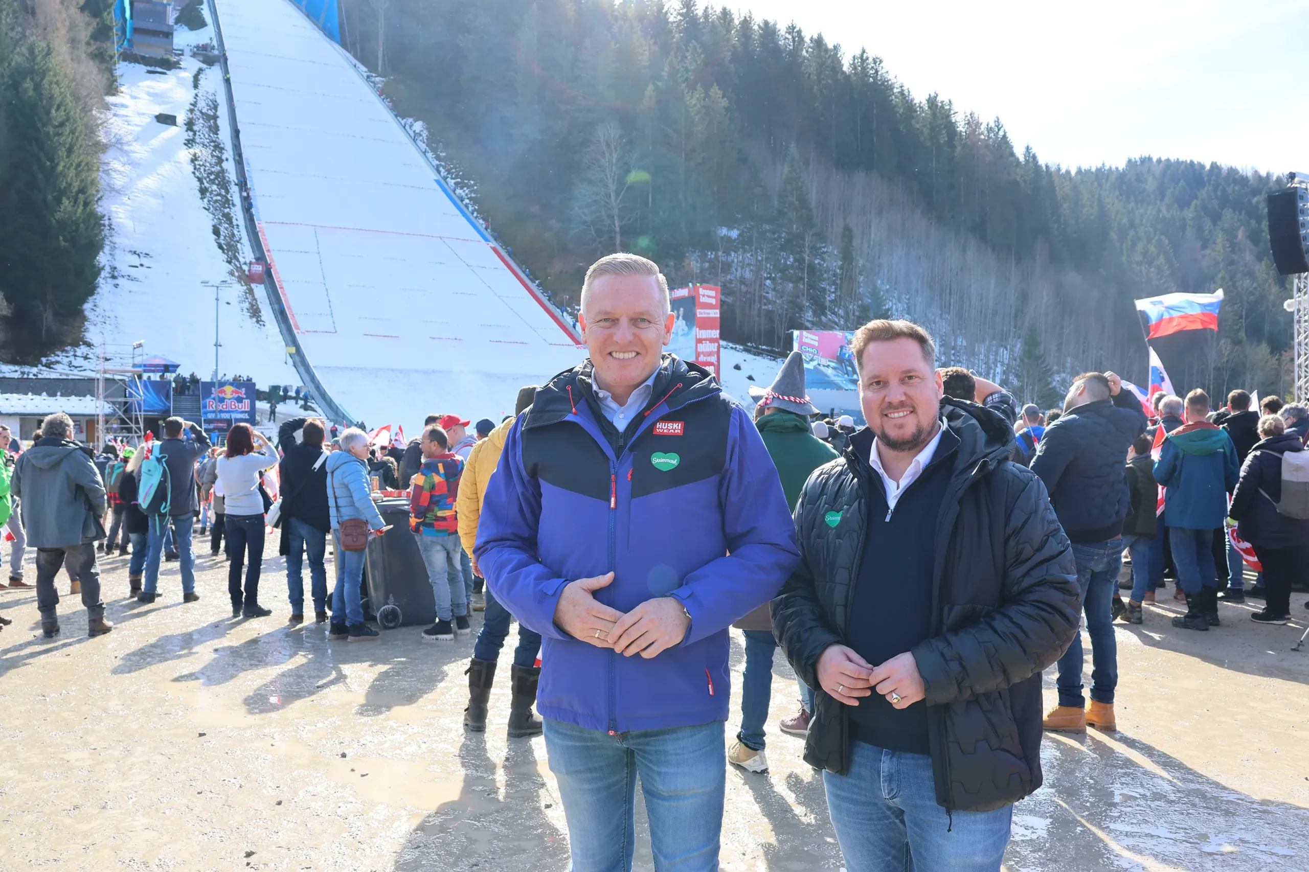 Landeshauptmann Mario Kunasek und Klubobmann Marco Triller besuchten den traditionsreichen FIS Skiflug-Weltcup am Kulm.