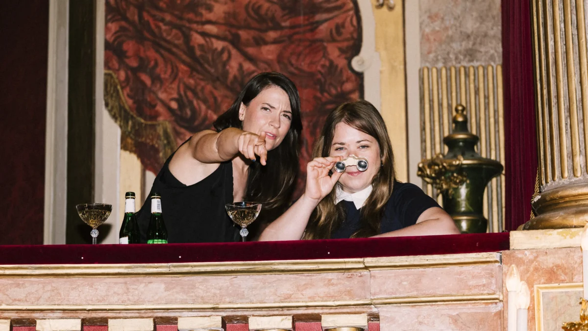 Ein Bild auf 5min.at zeigt die Darsteller des Opernball Theaters.